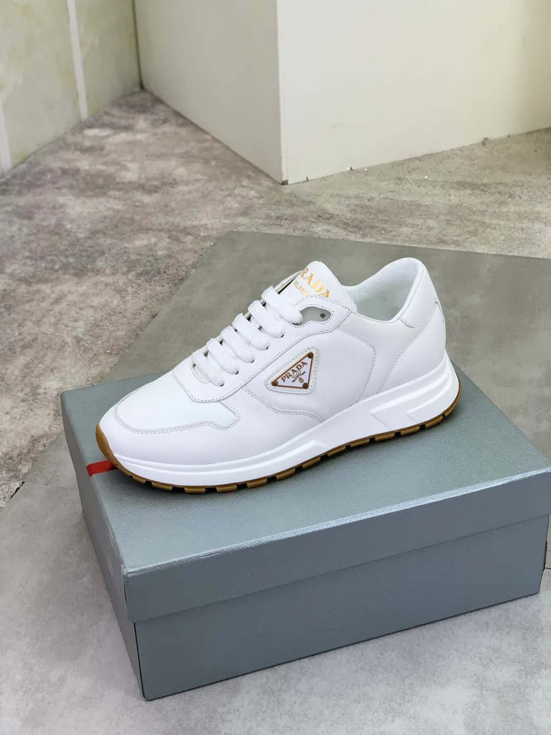 Men's shoes 💰P540 new (higher version) new PRADA (Prada) classic models are on the market at the same time, new men's shoes, 😘fabrics are selected from original imported calfskin. First layer of imported cowhide lining. The original version is awesome! 👍🏿Original open-molded non-slip PU outsole, with exquisite lines, simple and elegant, super comfortable and classy on foot, suitable for leisure travel. Code number: 38-45 (46 customized) 4️⃣ colors available